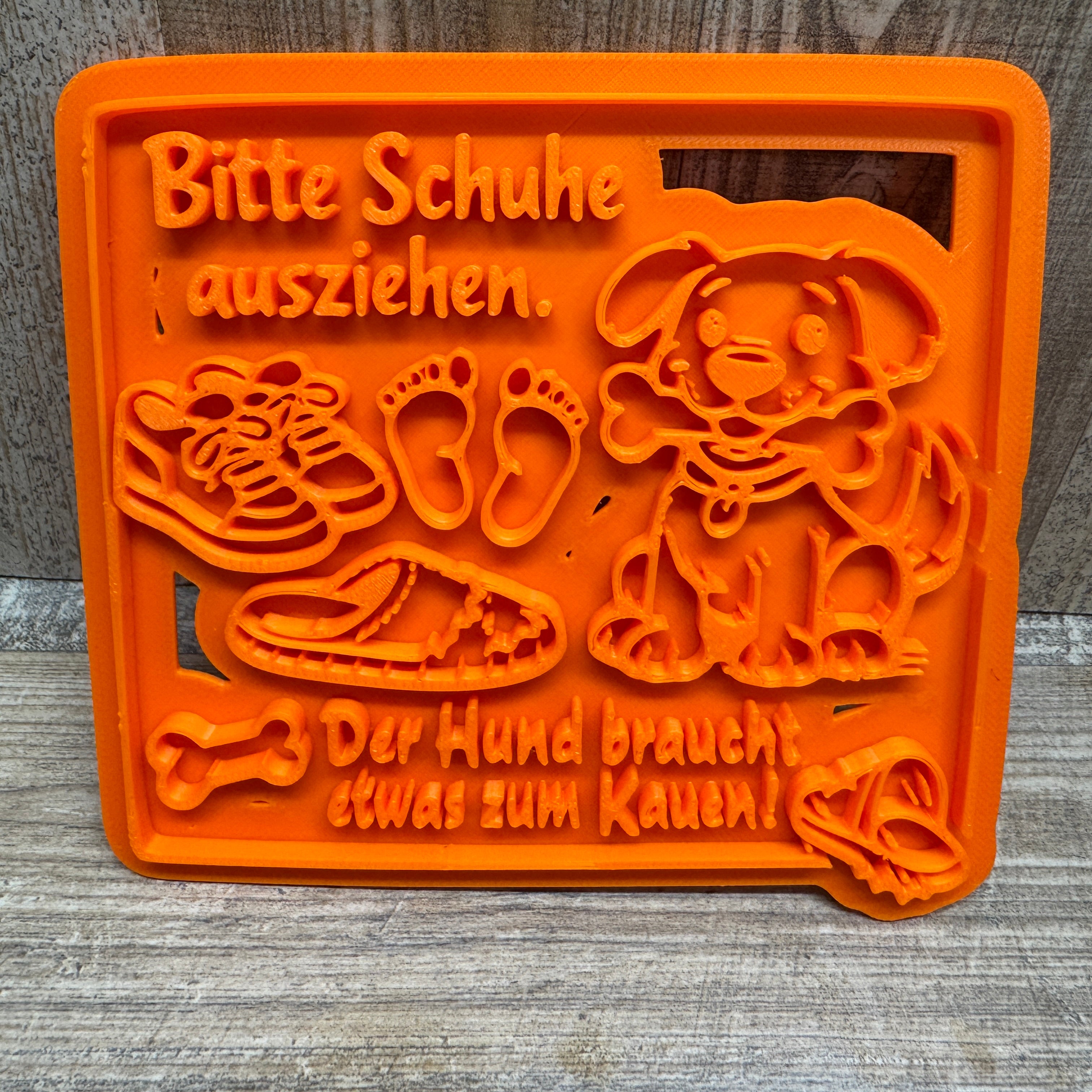 Bitte Schuhe ausziehen, der Hund braucht etwas zum Kauen