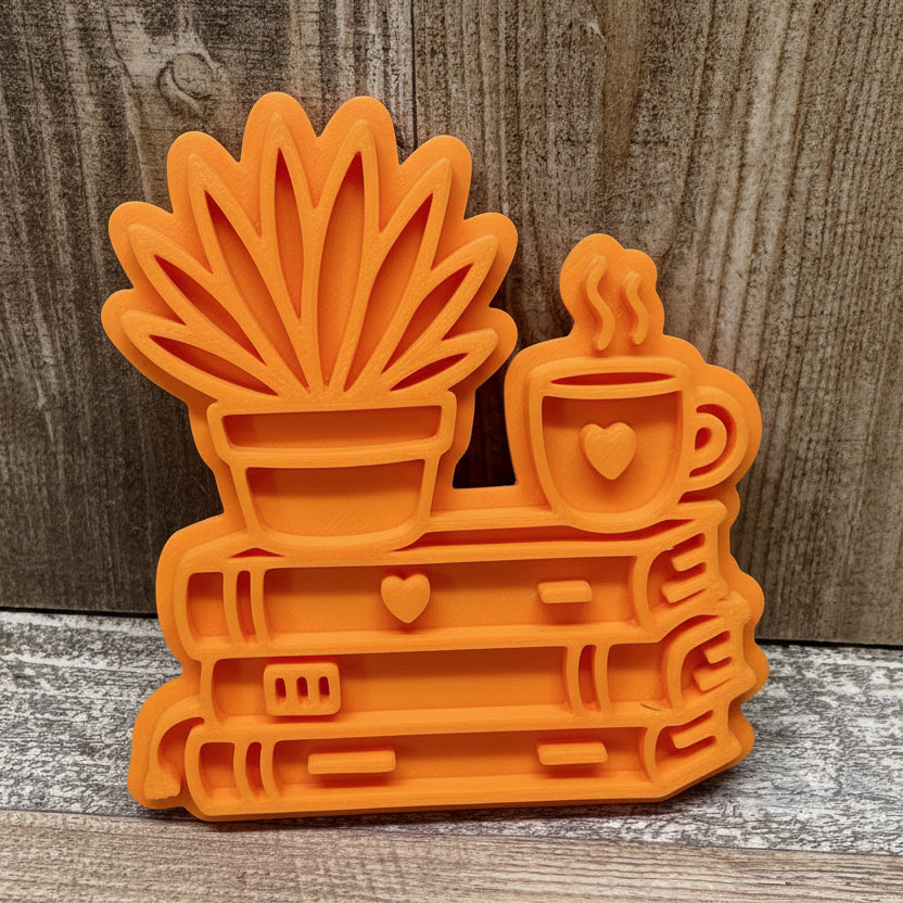 Bücherstapel mit Aloe & Kaffee-/Teetasse